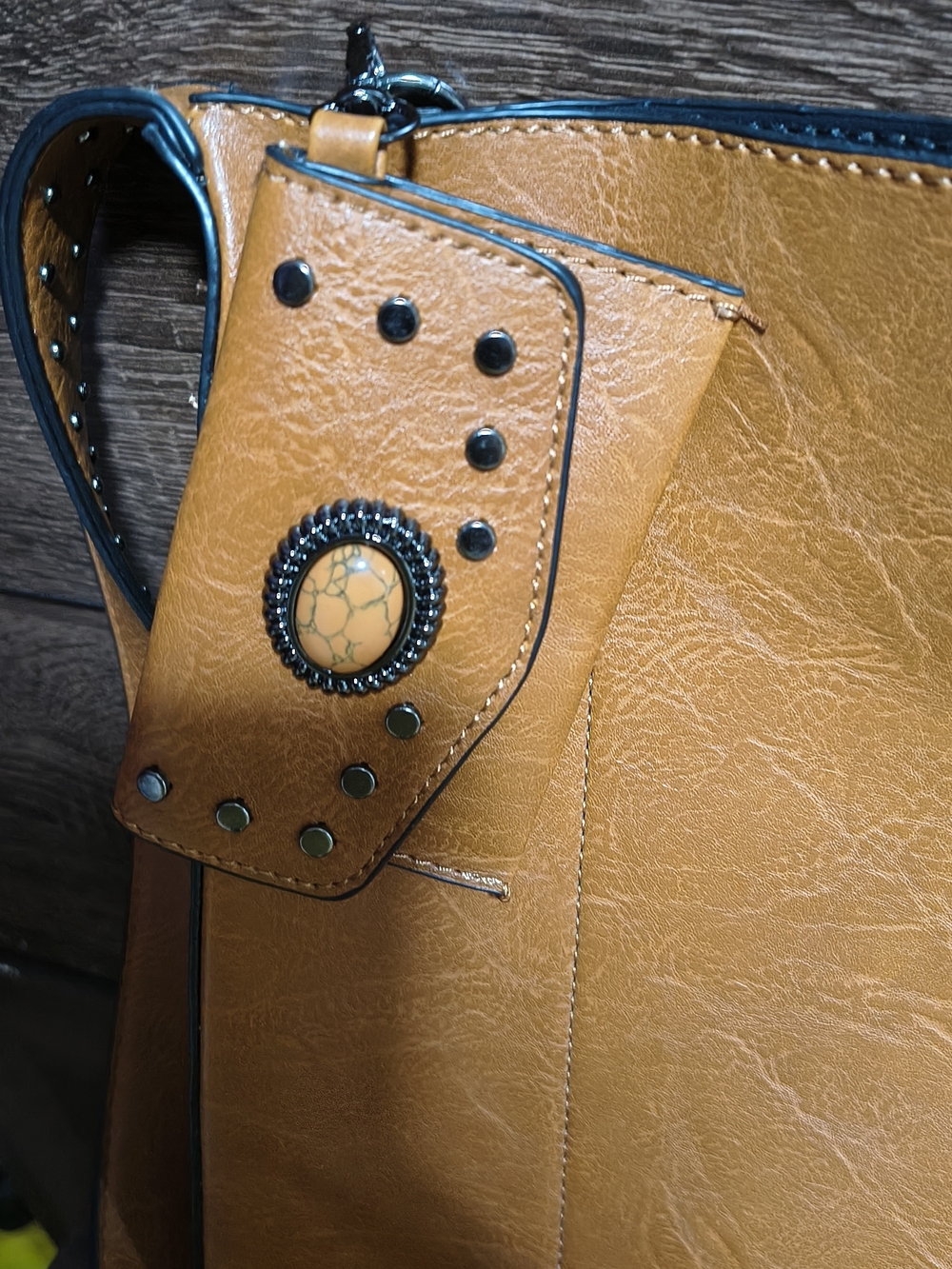 Classic Tan Women's Shoulder Bag - Stylish Everyday Tote - Picture 3 of 4